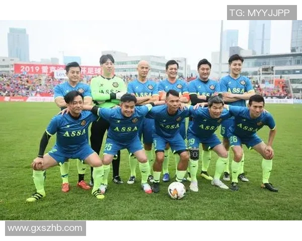 足球明星超清合照展现球场风采与团队精神的完美瞬间 足球明星超清合照展现球场风采与团队精神的完美瞬间